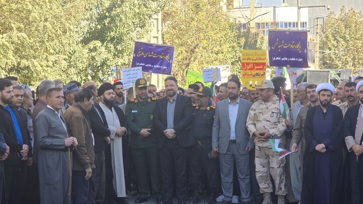 تصاویر/ حضور پرشور مردم شهرستان سردشت در راهپیمایی روز 13 آبان ماه