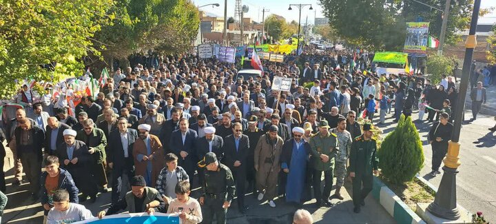 تصاویر/ حضور پرشور مردم شهرستان سردشت در راهپیمایی روز 13 آبان ماه