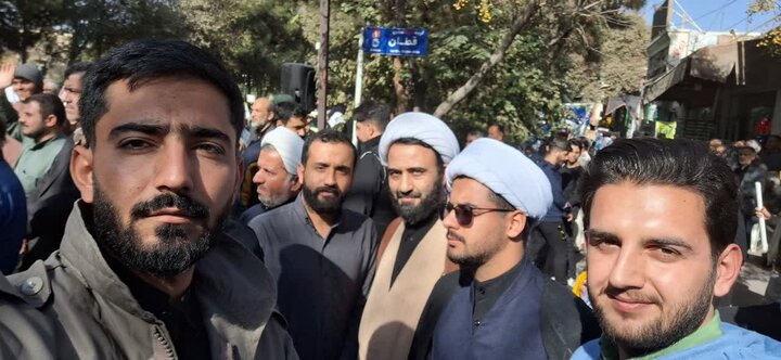 تصاویر/ طلاب و اساتید مدارس علمیه کاشان در راهپیمایی یوم‌الله 13 آبان