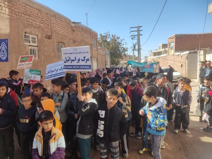 تصاویر/ مراسم راهپیمایی یوم الله سیزدهم آبان درجوشقان قالی