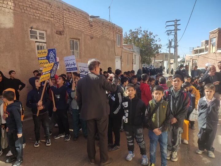 تصاویر/ مراسم راهپیمایی یوم الله سیزدهم آبان درجوشقان قالی