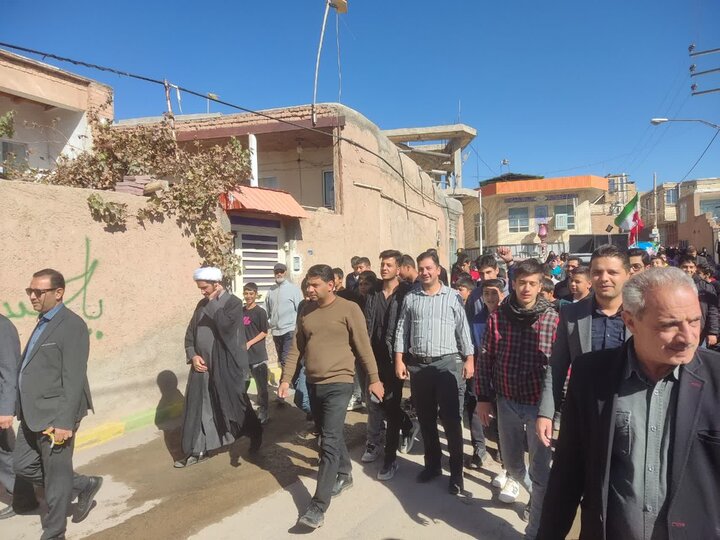 تصاویر/ مراسم راهپیمایی یوم الله سیزدهم آبان درجوشقان قالی