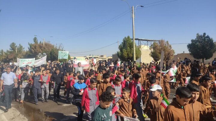 تصاویر/ راهپیمایی روز دانش آموز و بزرگداشت ۱۳ آبان در شهر کشکوئیه
