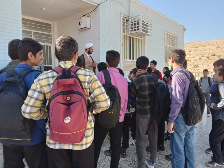 تصاویر/ حضور مبلغین و طلاب مدرسه علمیه امام رضا (ع) اندیکا در مدارس همزمان با یوم الله ۱۳ آبان و ایام فاطمیه اول