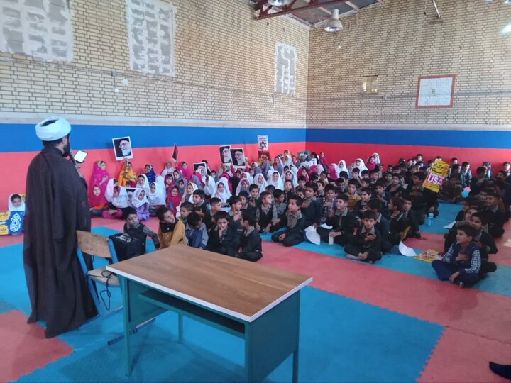 تصاویر/ حضور مبلغین و طلاب مدرسه علمیه امام رضا (ع) اندیکا در مدارس همزمان با یوم الله ۱۳ آبان و ایام فاطمیه اول