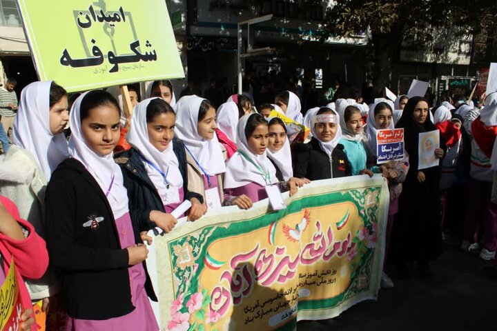 تصاویر/ راهپیمایی روز 13 آبان در ماکو