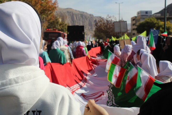 تصاویر/ راهپیمایی روز 13 آبان در ماکو