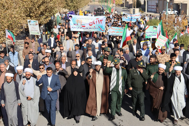 تصاویر/  راهپیمایی یوم الله ۱۳ آبان  در باروق