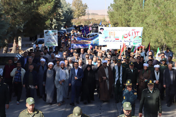 تصاویر/  راهپیمایی یوم الله ۱۳ آبان  در باروق