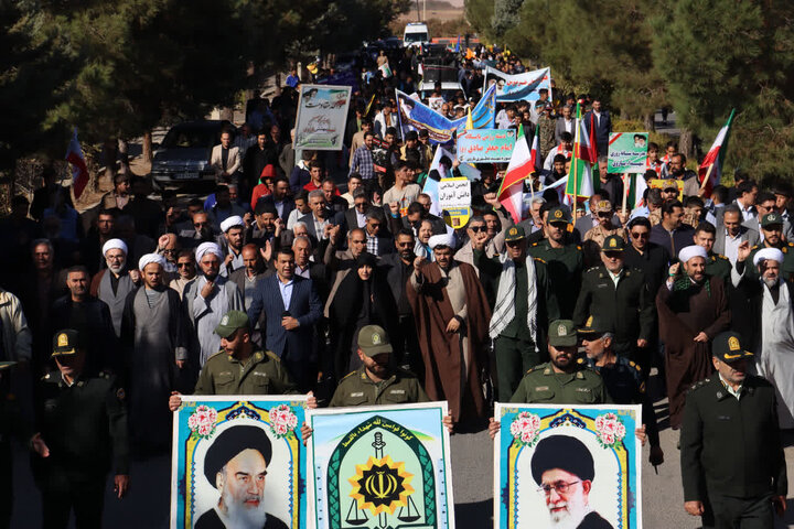 تصاویر/  راهپیمایی یوم الله ۱۳ آبان  در باروق