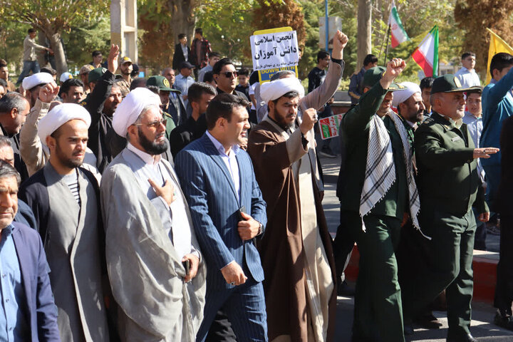 تصاویر/  راهپیمایی یوم الله ۱۳ آبان  در باروق