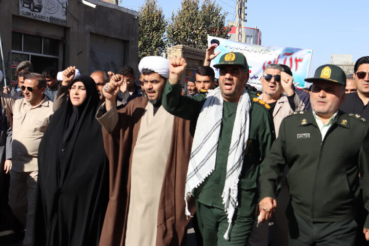 تصاویر/  راهپیمایی یوم الله ۱۳ آبان  در باروق