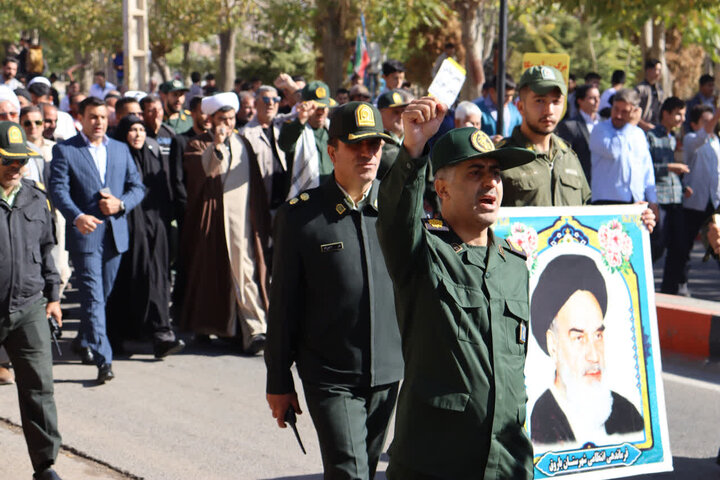 تصاویر/  راهپیمایی یوم الله ۱۳ آبان  در باروق