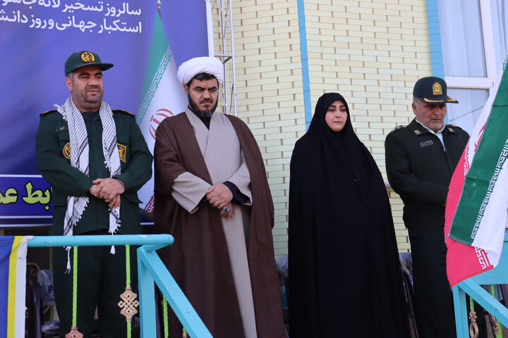 تصاویر/  راهپیمایی یوم الله ۱۳ آبان  در باروق