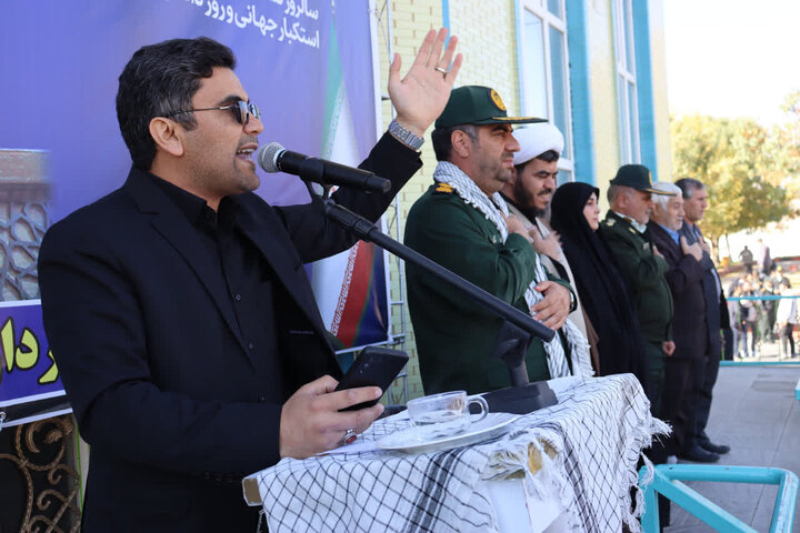 تصاویر/  راهپیمایی یوم الله ۱۳ آبان  در باروق