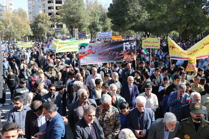 تصاویر/راهپیمایی مردم بروجرد در یوم الله آبان