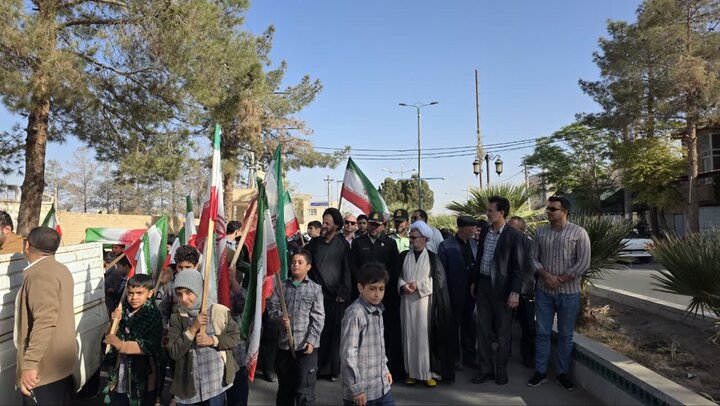 ‌تصاویر/مراسم یوم‌الله ۱۳ آبان روز ملی مبارزه با استکبار جهانی و روز دانش‌آموزدرمحمدآبادمرکزی