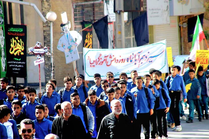 تصاویر/ راهپیمایی روز دانش آموز و بزرگداشت ۱۳ آبان در شهر پاریز