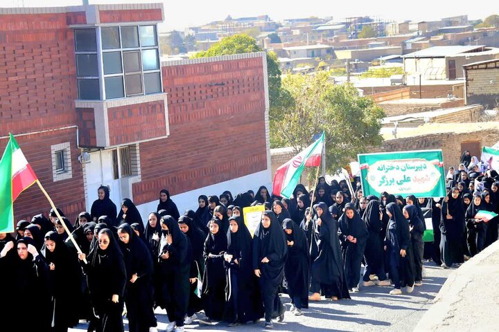 تصاویر/ راهپیمایی روز دانش آموز و بزرگداشت ۱۳ آبان در شهر پاریز