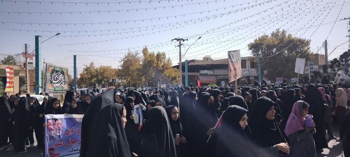 تصاویر/ راهپیمایی روز دانش آموز در شهر ماهان