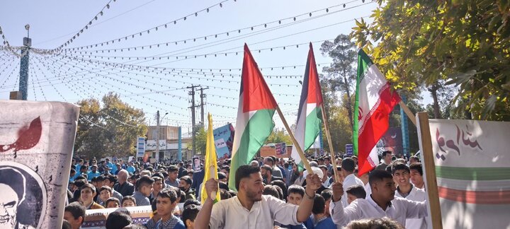 تصاویر/ راهپیمایی روز دانش آموز در شهر ماهان
