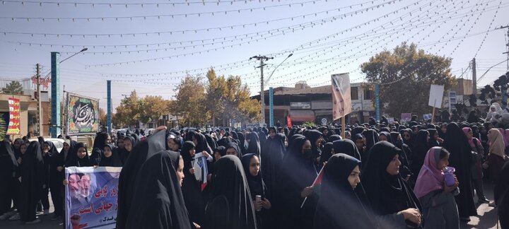 تصاویر/ راهپیمایی روز دانش آموز در شهر ماهان
