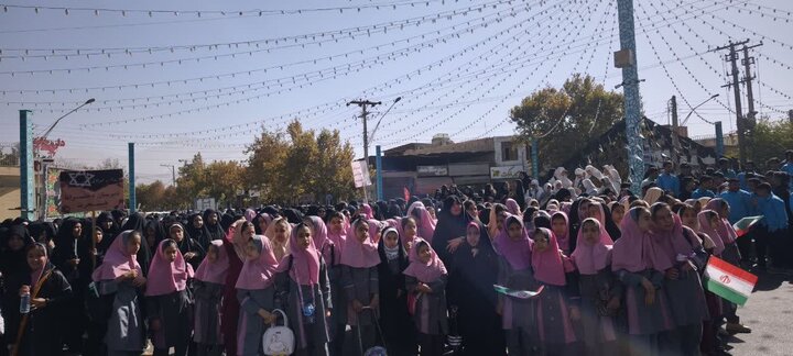 تصاویر/ راهپیمایی روز دانش آموز در شهر ماهان