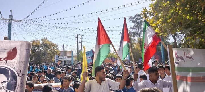 تصاویر/ راهپیمایی روز دانش آموز در شهر ماهان