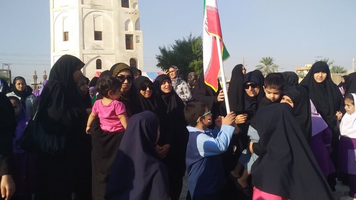 حضور طلاب مدرسه علمیه خواهران خورموج در راهپیمایی امروز به روایت تصویر