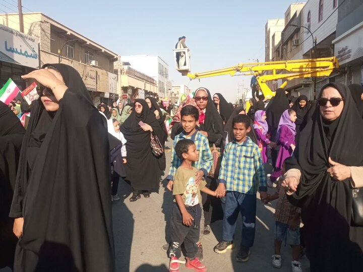 حضور طلاب مدرسه علمیه خواهران خورموج در راهپیمایی امروز به روایت تصویر