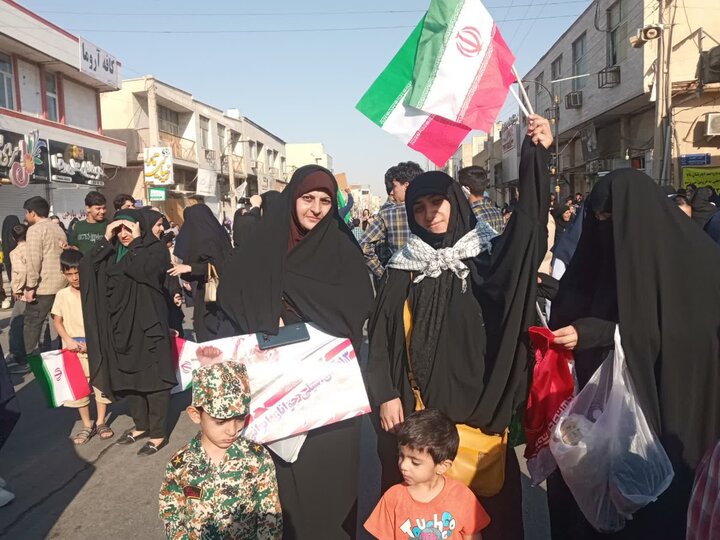 حضور طلاب مدرسه علمیه خواهران خورموج در راهپیمایی امروز به روایت تصویر