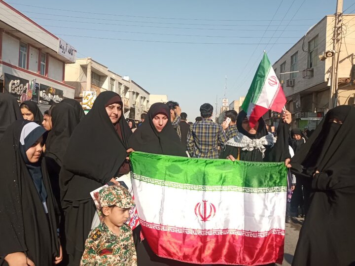 حضور طلاب مدرسه علمیه خواهران خورموج در راهپیمایی امروز به روایت تصویر