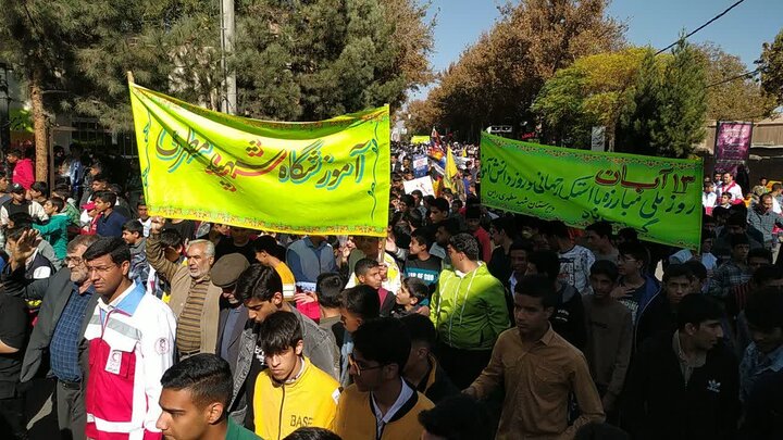 تصاویر/ راهپیمایی روز دانش آموز در شهر راین