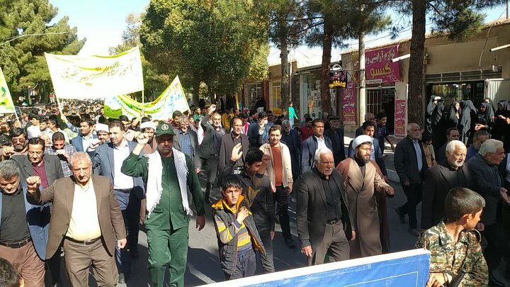 تصاویر/ راهپیمایی روز دانش آموز در شهر راین