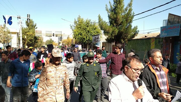 تصاویر/ راهپیمایی روز دانش آموز در شهر راین