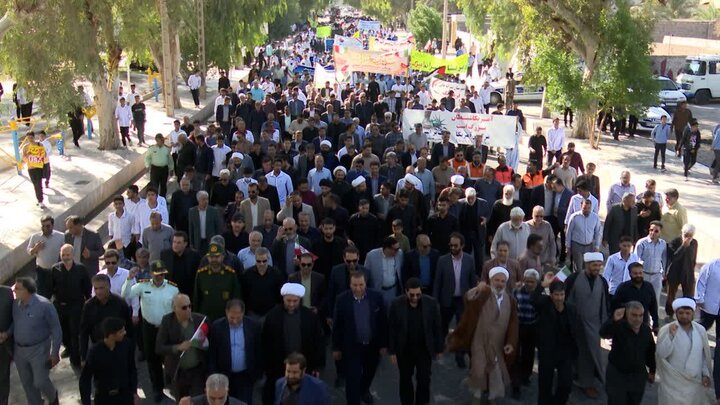 تصاویر/ راهپیمایی روز دانش آموز در شهر بم