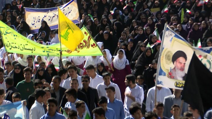 تصاویر/ راهپیمایی روز دانش آموز در شهر بم