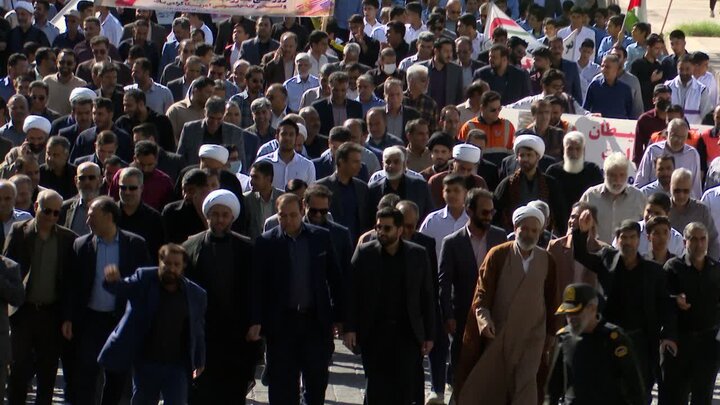 تصاویر/ راهپیمایی روز دانش آموز در شهر بم