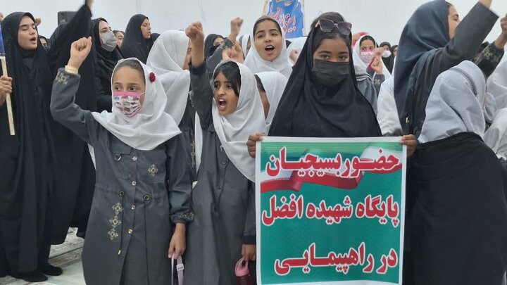 تصاویر/ راهپیمایی روز دانش آموز در شهر رودبارجنوب