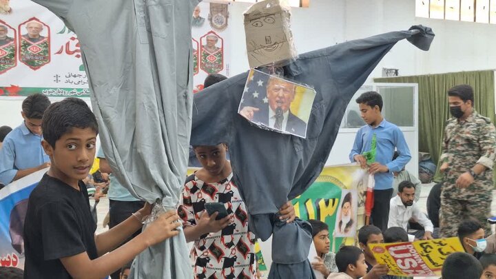 تصاویر/ راهپیمایی روز دانش آموز در شهر رودبارجنوب