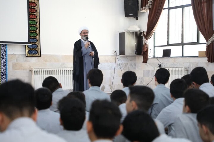 تصاویر/ دیدار دانش‌آموزان مدرسه پسرانه شهید بهشتی شهرستان شاهرود با نماینده ولی فقیه در استان سمنان