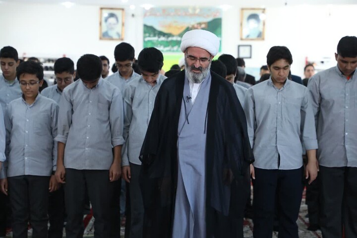 تصاویر/ دیدار دانش‌آموزان مدرسه پسرانه شهید بهشتی شهرستان شاهرود با نماینده ولی فقیه در استان سمنان