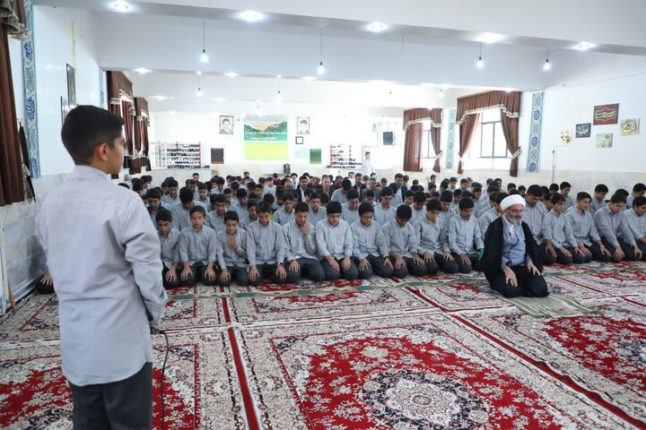 تصاویر/ دیدار دانش‌آموزان مدرسه پسرانه شهید بهشتی شهرستان شاهرود با نماینده ولی فقیه در استان سمنان