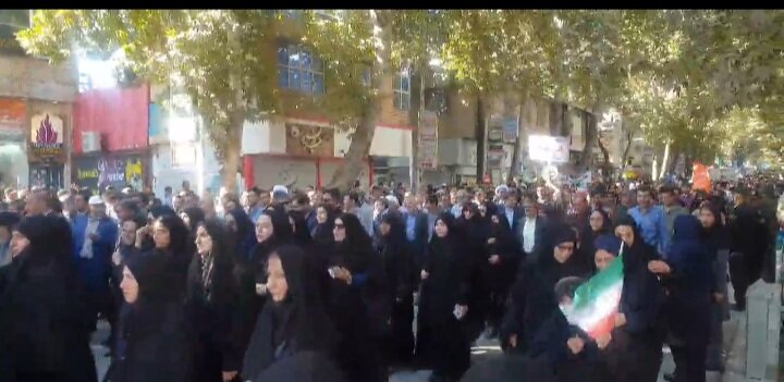 فیلم | راهپیمایی مردم خرم آباد در یوم الله ۱۳ آبان