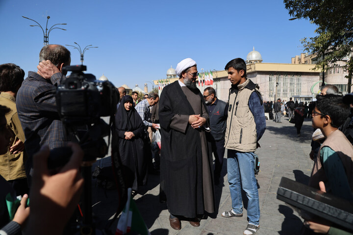 تصاویر / گفت‌وگو امام جمعه همدان با اقشار مختلف مردم شرکت کننده در تجمع 13 آبان