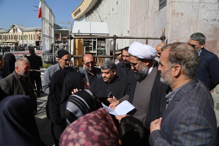 تصاویر / گفت‌وگو امام جمعه همدان با اقشار مختلف مردم شرکت کننده در تجمع 13 آبان