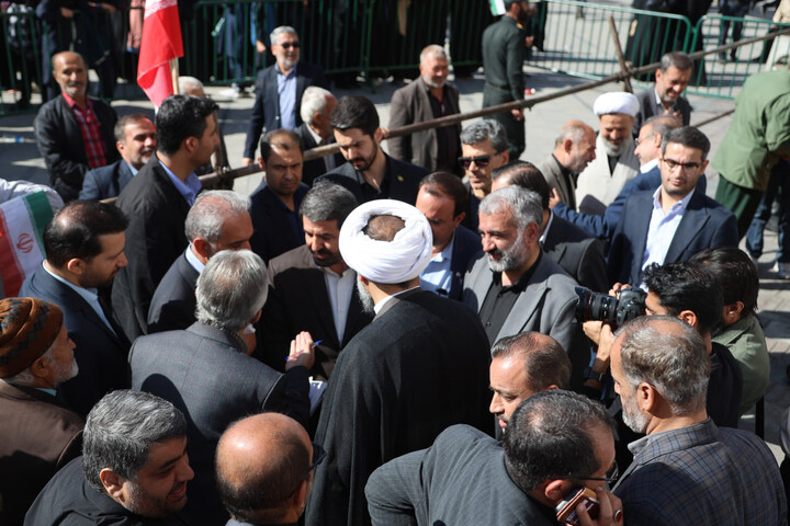 تصاویر / گفت‌وگو امام جمعه همدان با اقشار مختلف مردم شرکت کننده در تجمع 13 آبان