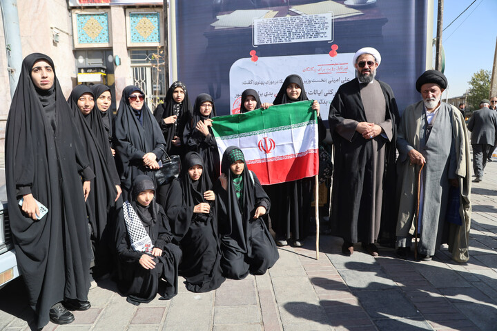 تصاویر / گفت‌وگو امام جمعه همدان با اقشار مختلف مردم شرکت کننده در تجمع 13 آبان