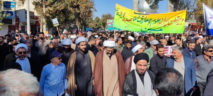تصاویر/حضور طلاب و کادر مدرسه علمیه امام خمینی‌ (ره) شهرستان خمین در راهپیمایی ۱۳ آبان