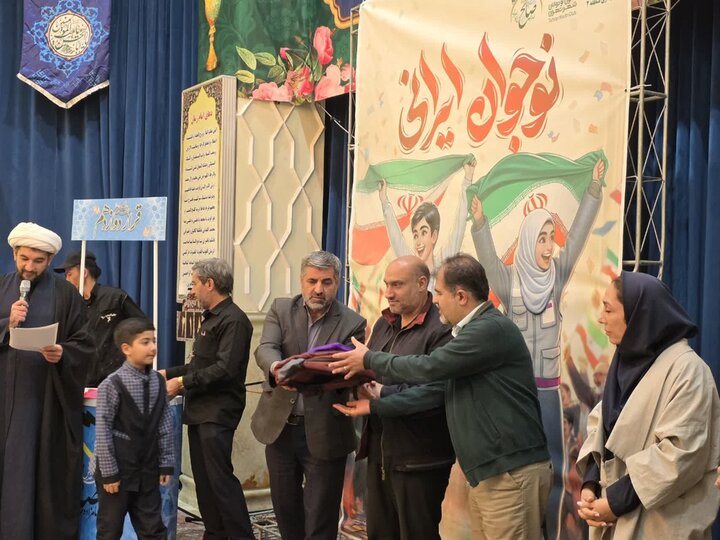 تصاویر/ حضور پرشور دانش‌آموزان در امامزاده صالح(ع)